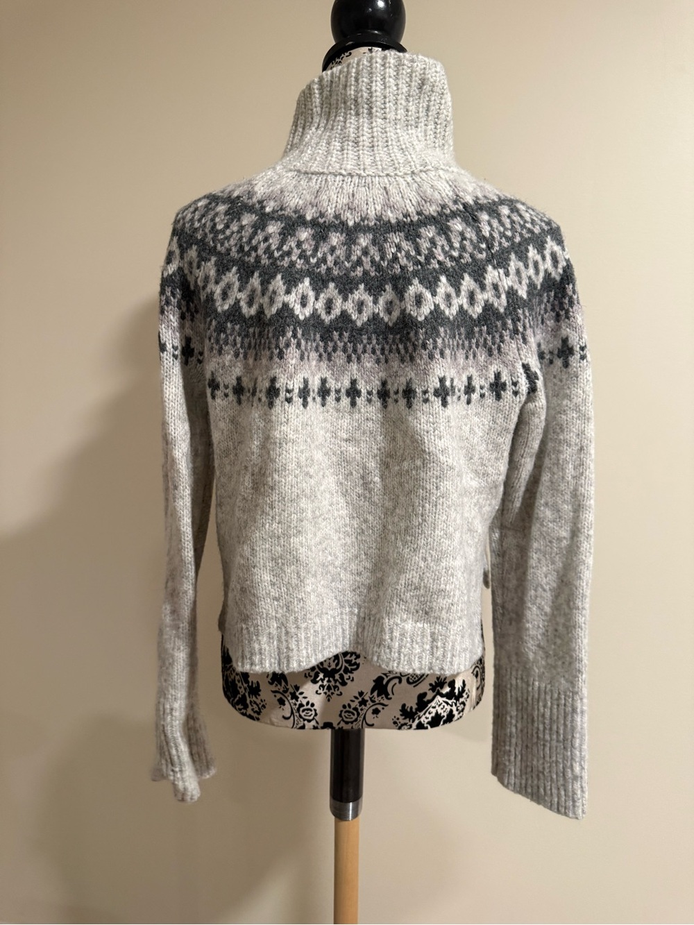Abercrombie and Fitch Cropped Sweater - Picture 5 of 6